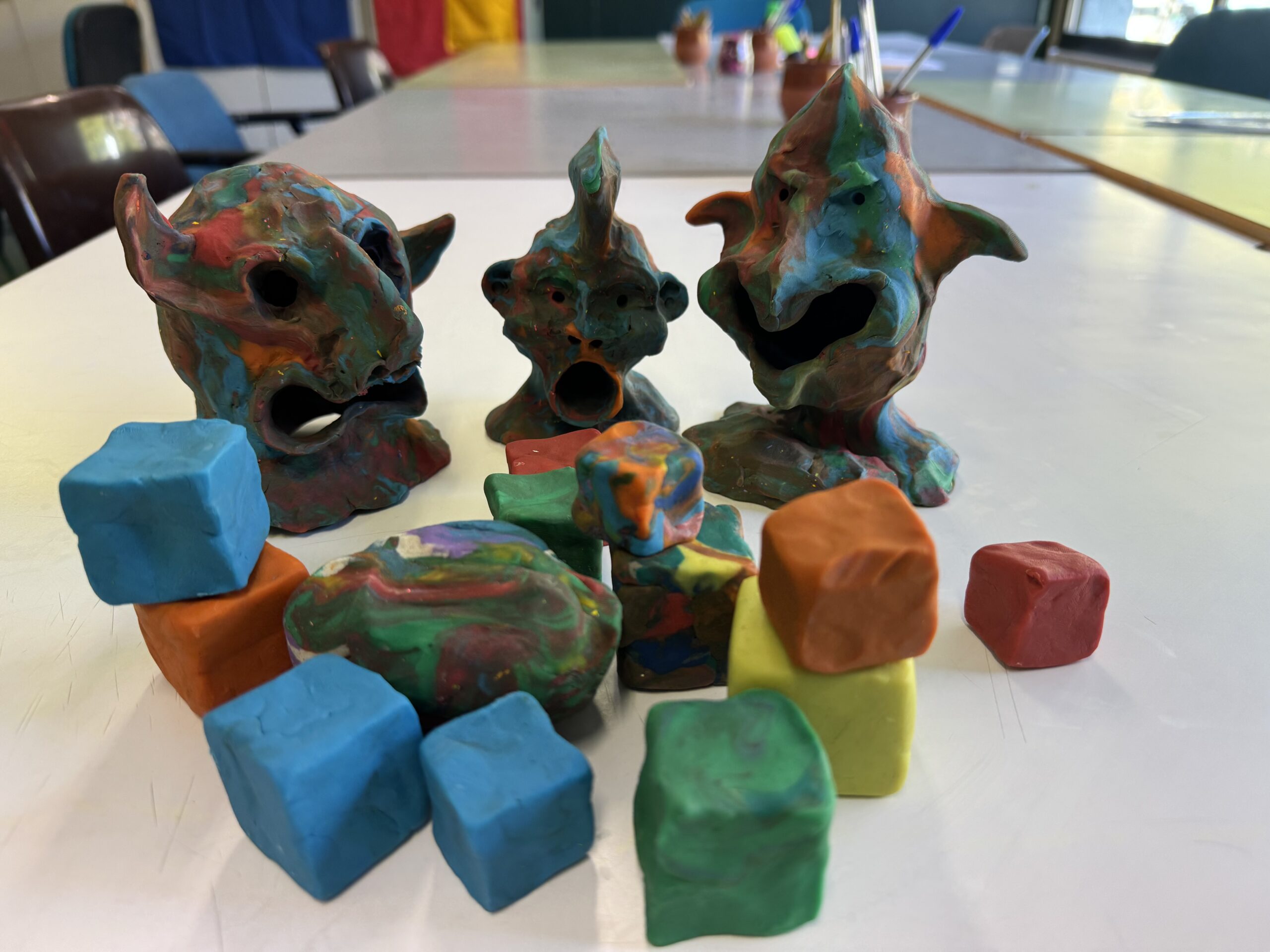 plastilinaz egindako buruhandi prototipoak